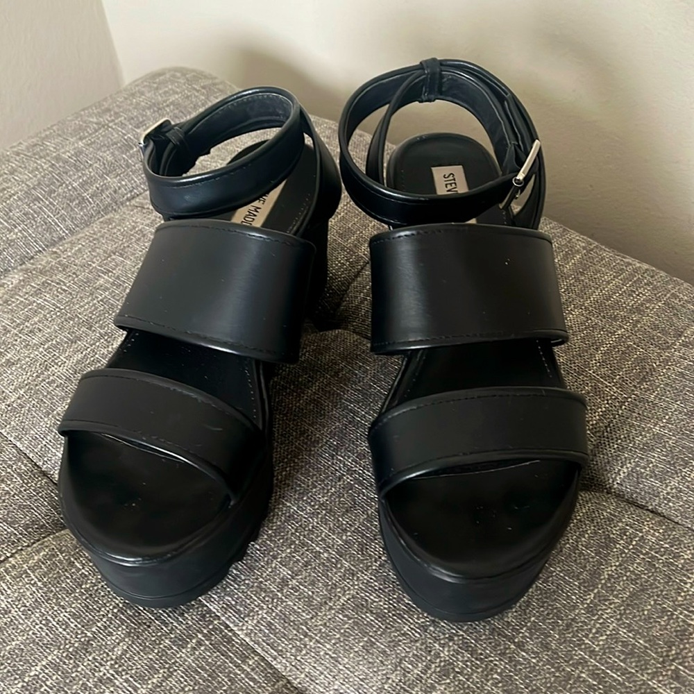 STEVE MADDEN BLACK ANKLE STRAP PLATFORM SANDALS